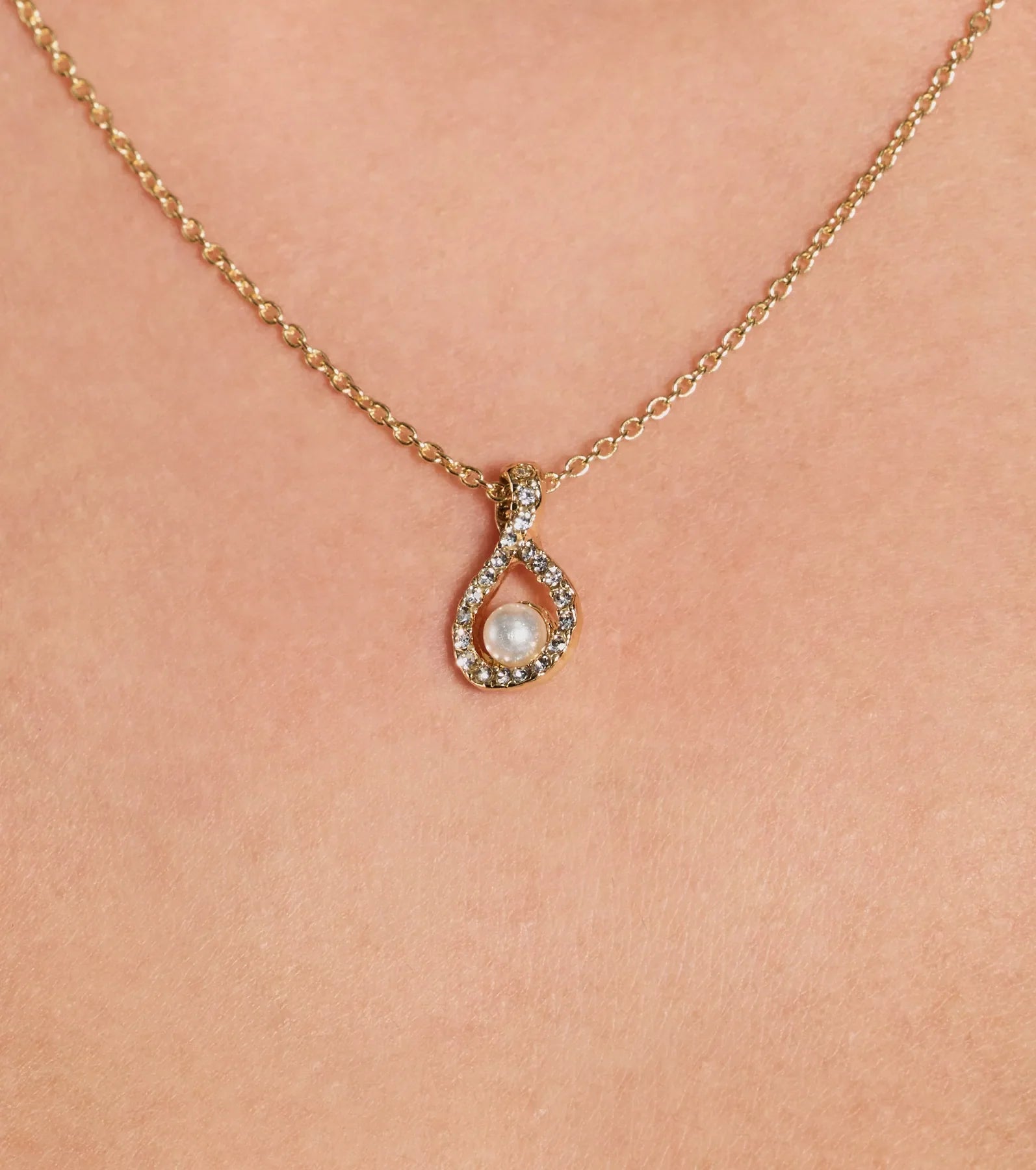 Elegant Aura Dainty Rhinestone And Pearl Necklace